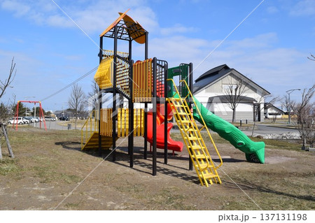 児童公園の遊具 137131198