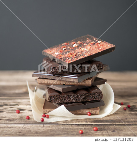 Tempting display of chocolate bars adorned with dried strawberries. Perfect fusion of rich chocolate and fruity sweetness 137131205