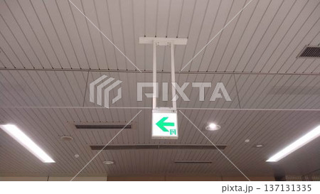 駅構内にある吊り下げ式の誘導灯 137131335