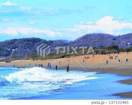 神奈川県　富士が見える休日の袖ヶ浜の景観　1月 137131465