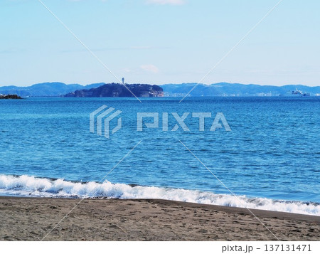 神奈川県 茅ヶ崎海岸から見る江の島 1月 神奈川県 茅ヶ崎海岸から見る江の島 1月 137131471