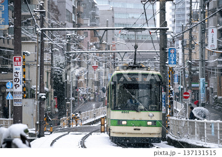 大塚駅前から向原の降雪の勾配を登る荒川線電車 大塚駅前から向原の降雪の勾配を登る荒川線電車 137131515