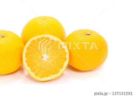 はっさく 八朔 和歌山県産 明るい背景 カット 断面 はっさく 八朔 和歌山県産 明るい背景 カット 断面 137131591