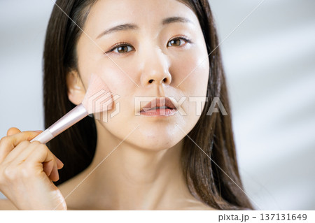 若い女性のメイクシーン 137131649