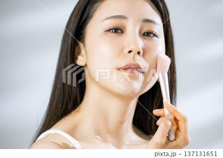若い女性のメイクシーン 若い女性のメイクシーン 137131651