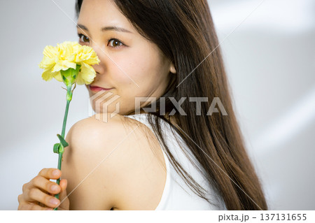 若い女性、ビューティーイメージ、花、お花 137131655