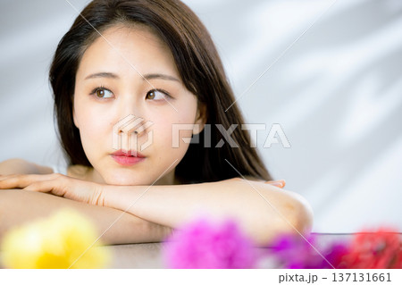 若い女性、ビューティーイメージ、花、お花 若い女性、ビューティーイメージ、花、お花 137131661