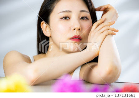若い女性、ビューティーイメージ、花、お花 若い女性、ビューティーイメージ、花、お花 137131663