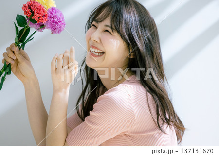 花を持つ女性 137131670