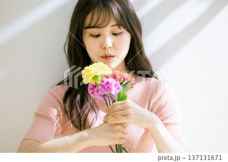 花を持つ女性 137131671