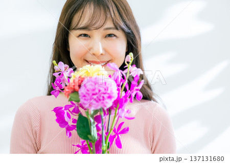花を持つ若い女性 花を持つ若い女性 137131680