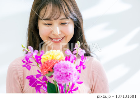 花を持つ若い女性 137131681