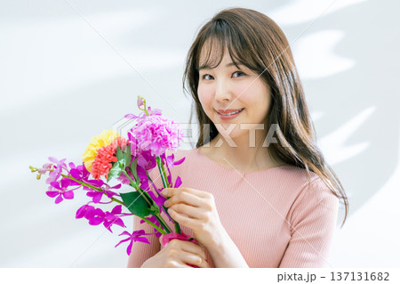 花を持つ若い女性 137131682