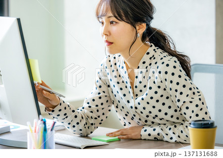 オフィスでパソコンを操作する若い女性 137131688