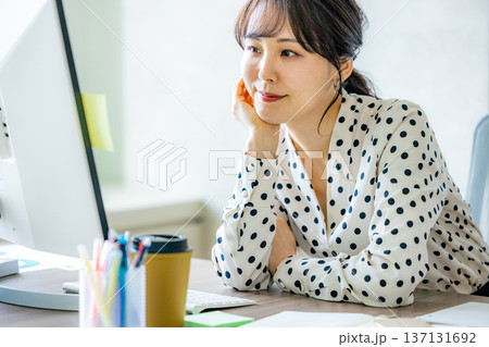オフィスでパソコンを操作する若い女性 137131692