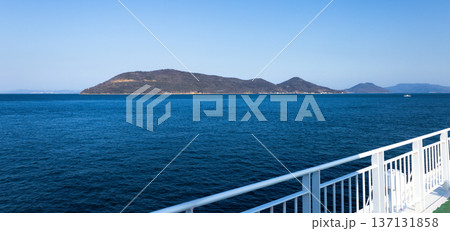 小豆島へ向かうフェリーから見た瀬戸内海に浮かぶ女木島の全景 小豆島へ向かうフェリーから見た瀬戸内海に浮かぶ女木島の全景 137131858