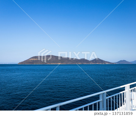 小豆島へ向かうフェリーから見た瀬戸内海に浮かぶ女木島の全景 小豆島へ向かうフェリーから見た瀬戸内海に浮かぶ女木島の全景 137131859