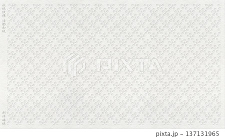 日本の伝統「利休梅」紋を浮彫り加工した、立体感ある白い和紙 日本の伝統「利休梅」紋を浮彫り加工した、立体感ある白い和紙 137131965