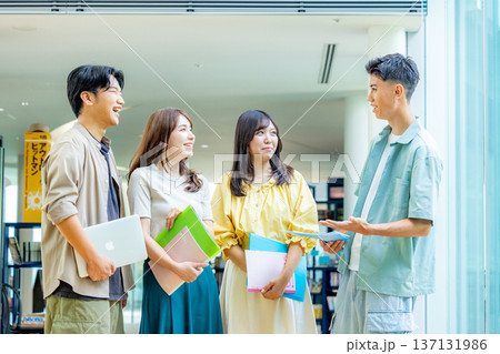 若い男女、大学生、専門学生 137131986