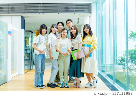 大学生、講義、ノートパソコン、スマホ、若い、大学、専門学生 大学生、講義、ノートパソコン、スマホ、若い、大学、専門学生 137131988