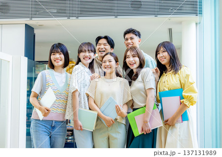 大学生、講義、ノートパソコン、スマホ、若い、大学、専門学生 137131989