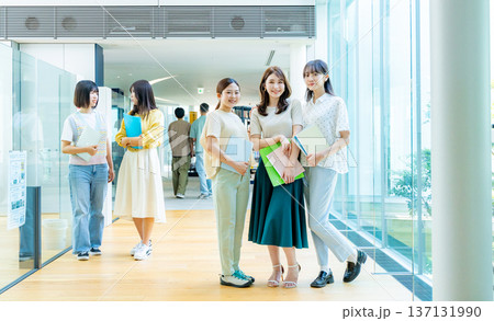 若い大学生 若い大学生 137131990