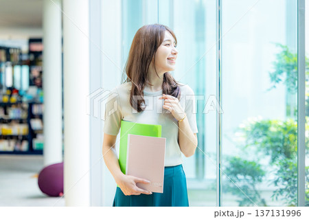 若い女性、大学生、専門学生 137131996