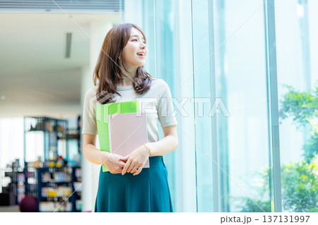 若い女性、大学生、専門学生 137131997