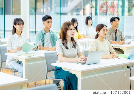 大学　講義 137132001