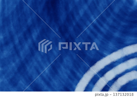 イラスト素材：紺の背景に水色の放物線模様 137132018