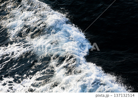 フェリーのデッキから見た心理描写した波の風景 137132514