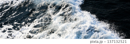 フェリーのデッキから見た心理描写した波の風景 137132521