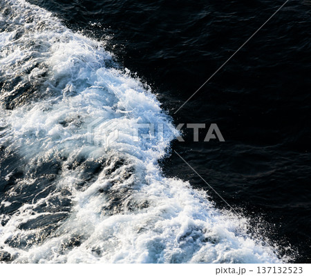 フェリーのデッキから見た心理描写した波の風景 137132523