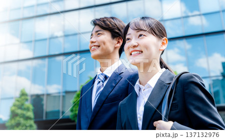 ビジネス街に立つビジネスウーマン 137132976