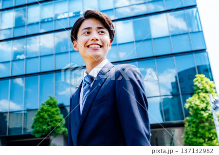 笑顔のビジネスマン 笑顔のビジネスマン 137132982