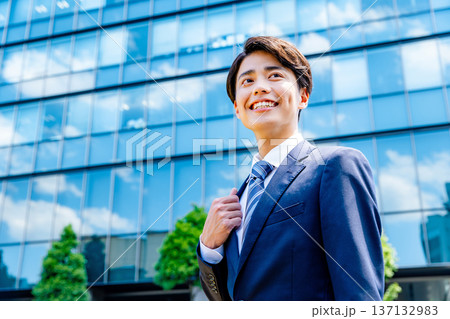 笑顔のビジネスマン 笑顔のビジネスマン 137132983