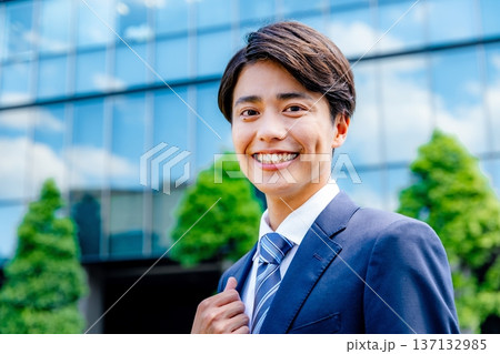 笑顔のビジネスマン 笑顔のビジネスマン 137132985