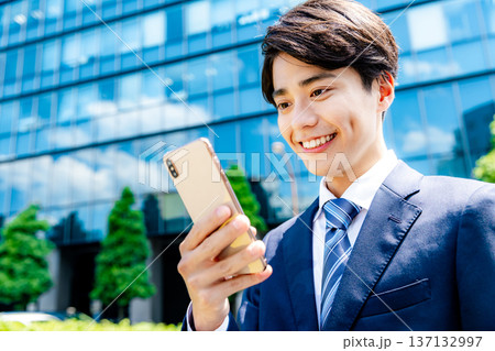 若いビジネスマン 137132997
