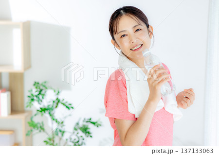 水分補給するミドル女性 水分補給するミドル女性 137133063