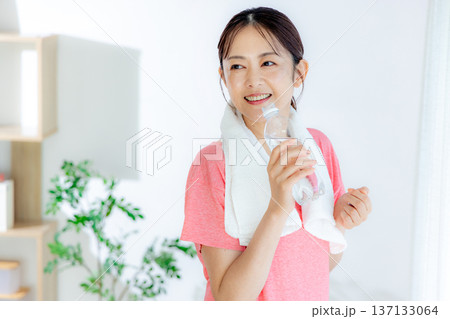 水分補給するミドル女性 137133064
