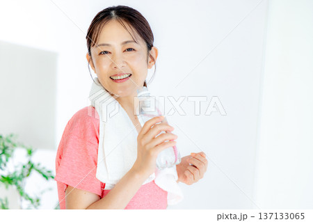 水分補給するミドル女性 137133065