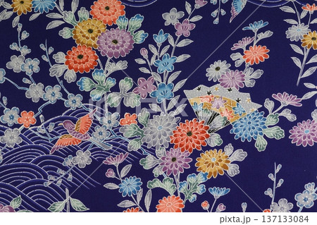 伝統的な柄の着物生地 137133084