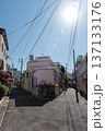 街中の路地裏の分かれ道 137133176
