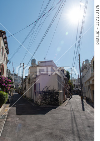 街中の路地裏の分かれ道 137133176