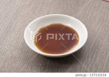 白皿に醤油を入れたイメージ 137133218