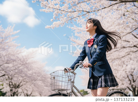 女子高生の自転車通学風景 137133219