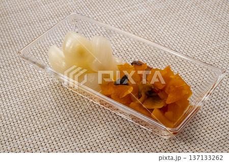 新鮮ならっきょうの酢漬け 伝統的な日本の漬物 保存食と健康食品のイメージ  137133262