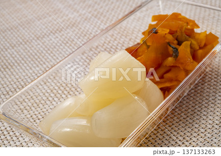 新鮮ならっきょうの酢漬け 伝統的な日本の漬物 保存食と健康食品のイメージ  137133263