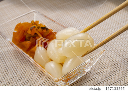 新鮮ならっきょうの酢漬け 伝統的な日本の漬物 保存食と健康食品のイメージ
新鮮ならっきょうの酢漬け 伝統的な日本の漬物 保存食と健康食品のイメージ
137133265