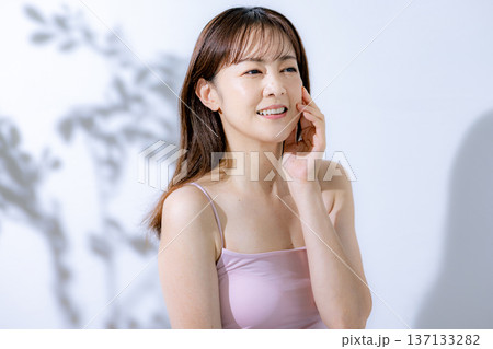 ミドル女性のビューティー 137133282